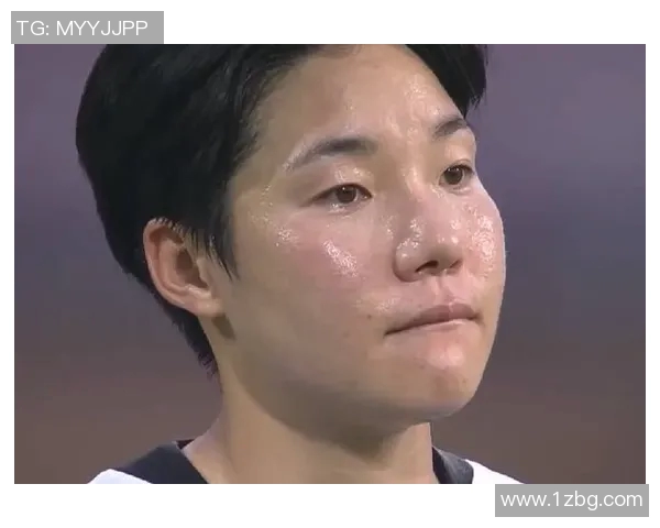 足球球星赛场眼神呆滞引发网友热议表现状态成关注焦点